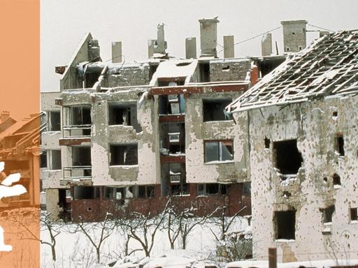 Blick auf Häuserruinen im Schnee im Zentrum Sarajevos, aufgenommen im Februar 1996.