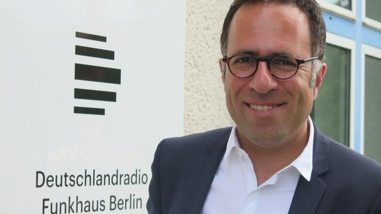 Der Stressforscher Mazda Adli vor unserem Funkhaus in Berlin. Der Stressforscher Mazda Adli vor unserem Funkhaus in Berlin.