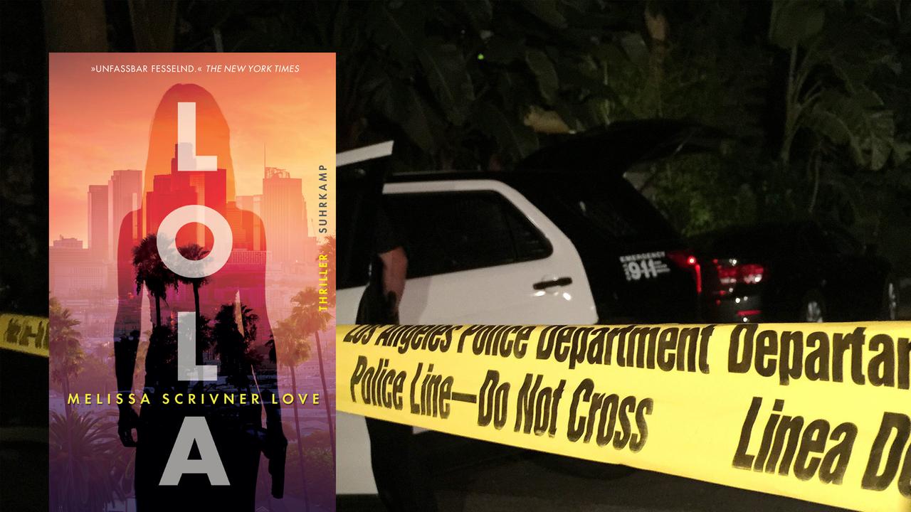 Eine Polizeiabsperrung mit dem Hinweis, diese nicht zu übertreten, dahinter ist ein Polizeiauto zu sehen. Im Vordergrund ist das Cover des Krimis "Lola".