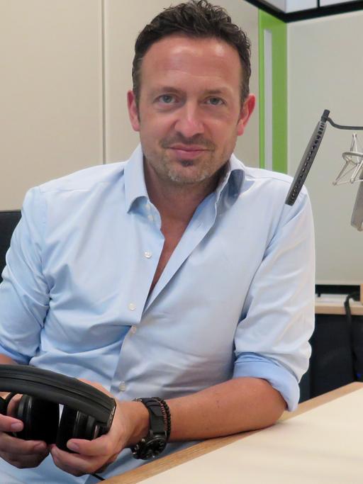 Der deutsche Trompeter, Sänger und Komponist Till Brönner im Studio von Deutschlandradio Kultur