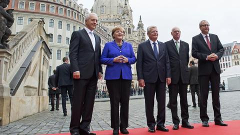 Angela Merkel, Stanislaw Tillich, Joachim Gauck, Norbert Lammert, Andreas Vosskuhle stehen vor der Frauenkirche in Dresden, in der der Festakt zur Deutschen Einheit stattfand.