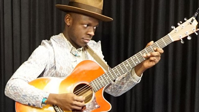 J.S. Ondara mit seiner Gitarre J.S. Ondara mit seiner Gitarre
