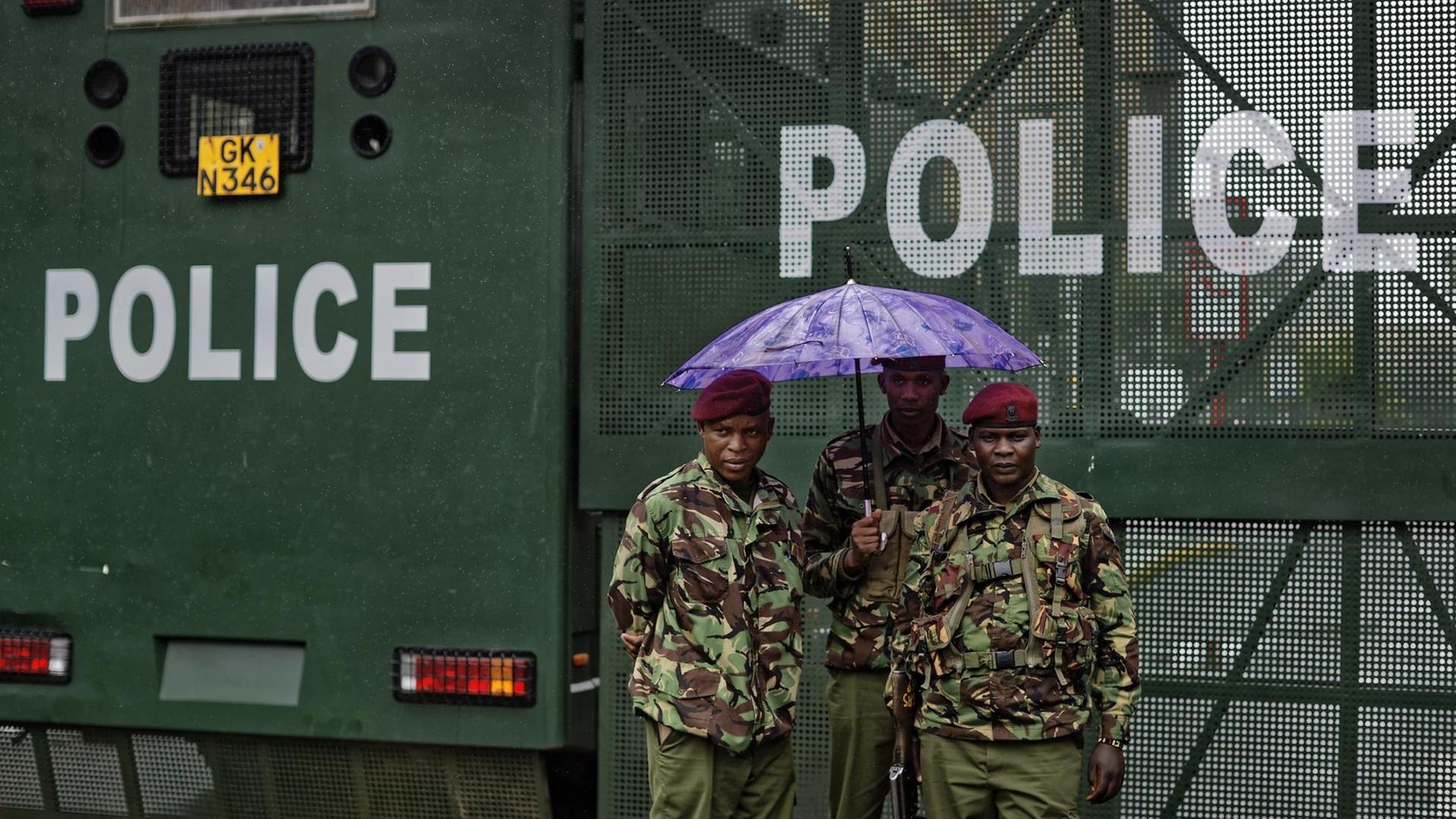 Polizisten stehen am 14.11.2017 vor einer Absperrung vor dem Obersten Gerichtshof in Nairobi (Kenia), wo die Anhörung von Anträgen geplant ist, die den Wahlsieg von Präsident Kenyatta bei der Wiederholung der Präsidentschaftswahlen anfechten.