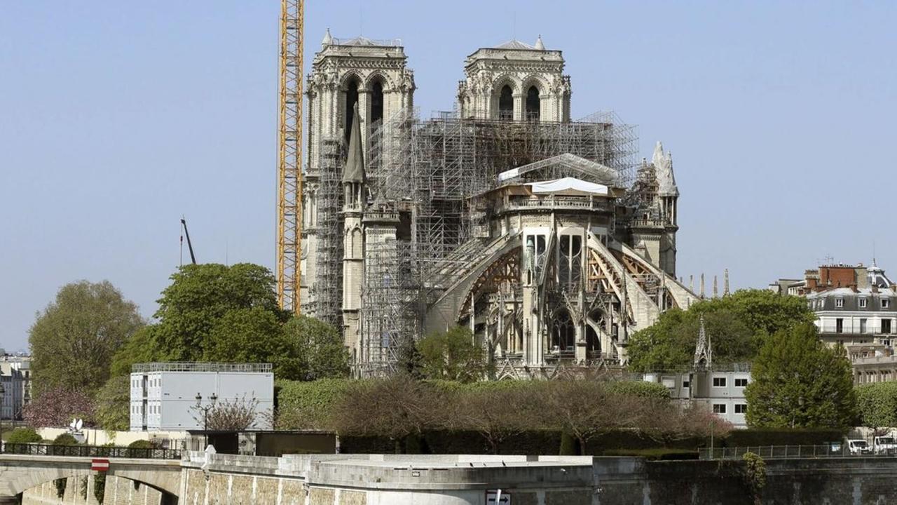 Die Kathedrale Notre Dame in Paris ist nach dem Brand eingerüstet. Die Kathedrale Notre Dame in Paris ist nach dem Brand eingerüstet.