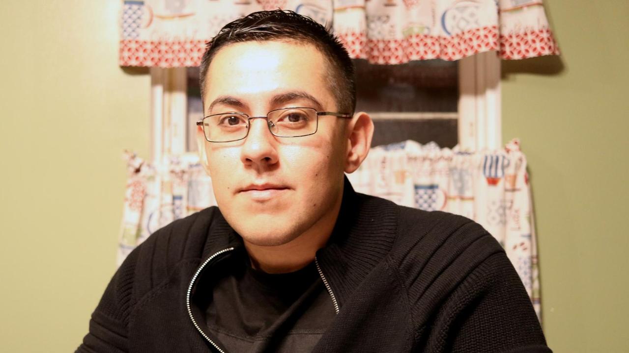 Berto Aguayo war früher in einer Chicagoer Gang. Er sitzt am Küchentisch. Berto Aguayo war früher in einer Chicagoer Gang. Er sitzt am Küchentisch.