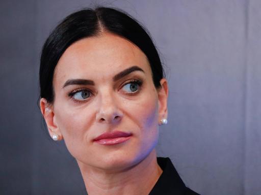 Jelena Issinbajewa in schwarzer Kleidung und mit strengem Blick