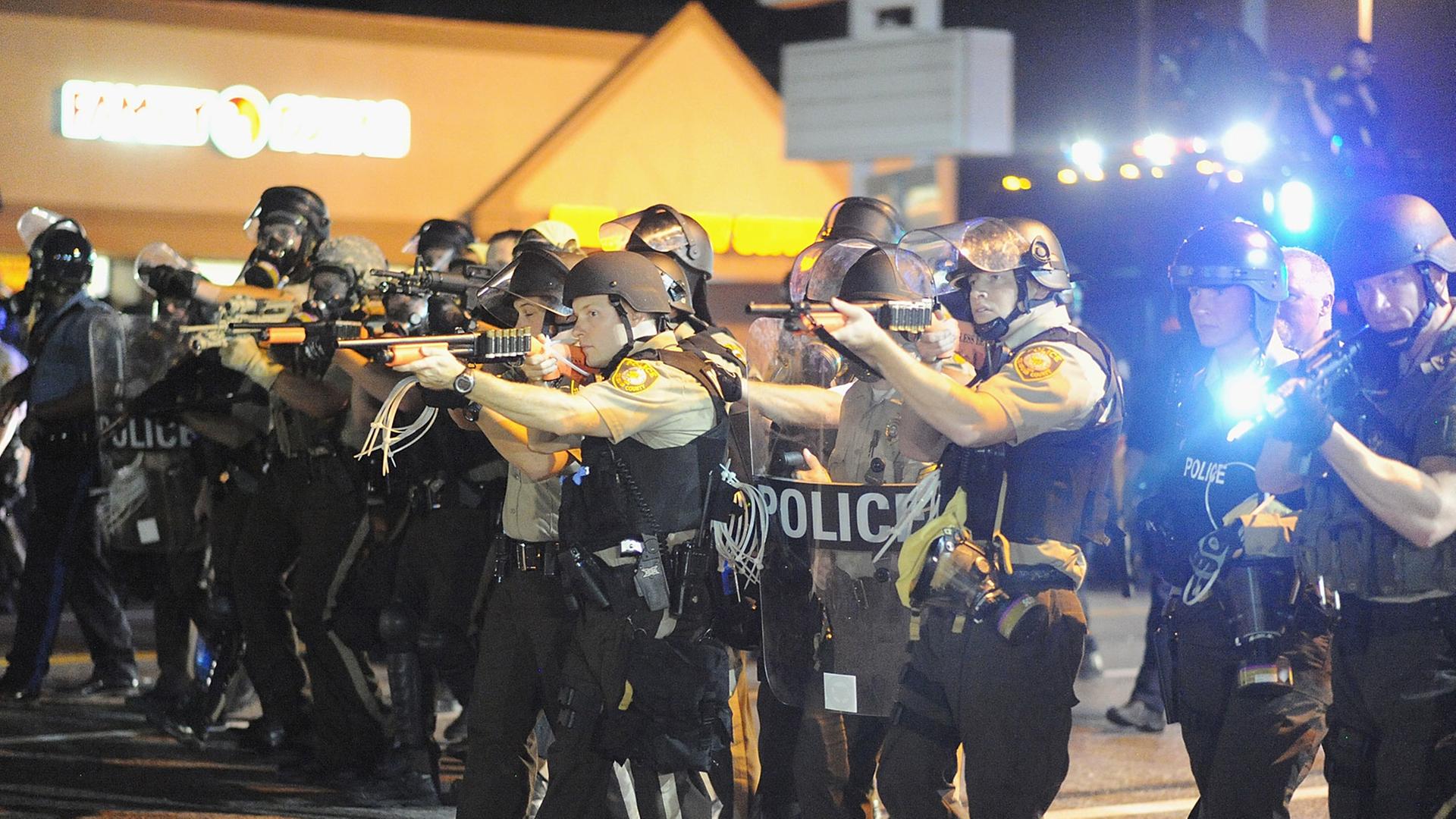 Die Polizei in der US-Kleinstadt Ferguson sieht sich mit Rassismusvorwürfen konfrontiert - und geht nach Ausschreitungen hart gegen Demonstranten vor. Die Polizei in der US-Kleinstadt Ferguson sieht sich mit Rassismusvorwürfen konfrontiert - und geht nach Ausschreitungen hart gegen Demonstranten vor.