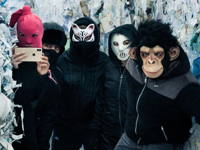 Auf dem Bild sind Aktivisten bei einer Protestaktion zu sehen. Sie tragen gruselige Horror-Masken