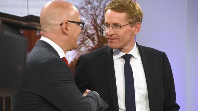 Ministerpräsident Torsten Albig (l./SPD) gratuliert Daniel Günther (CDU).