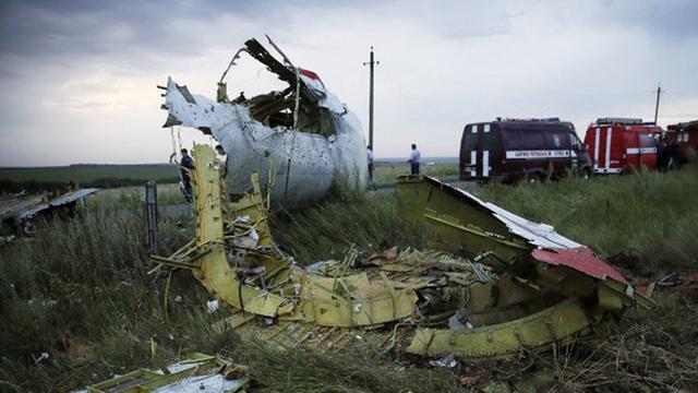 Rettungskräfte treffen ein an einer Stelle des Flugzeugabsturzes nahe der ostukrainischen Stadt Schachtarsk, östlich von Donezk.