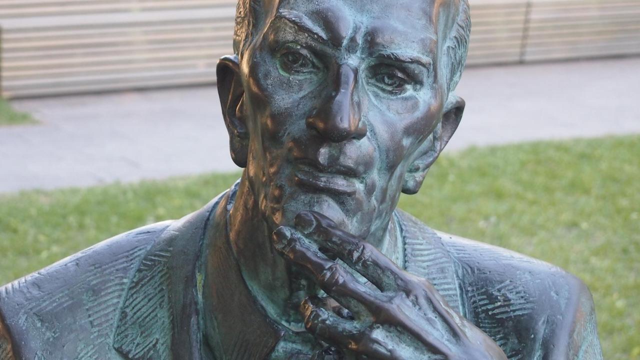 Denkmal in Warschau vom Widerstandskämpfer Jan Karski, eigentlich Jan Kozielewks. Polnischer Offizier und Kurier der Polnischen Heimatarmee, ein wichtiger Zeitzeuge des Holocaust. Denkmal in Warschau vom Widerstandskämpfer Jan Karski, eigentlich Jan Kozielewks. Polnischer Offizier und Kurier der Polnischen Heimatarmee, ein wichtiger Zeitzeuge des Holocaust.