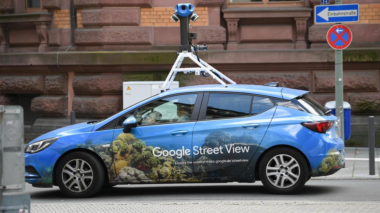 Ein Google Street-View-Kamerawagen fährt durch das Gerichtsviertel in Frankfurt am Main.