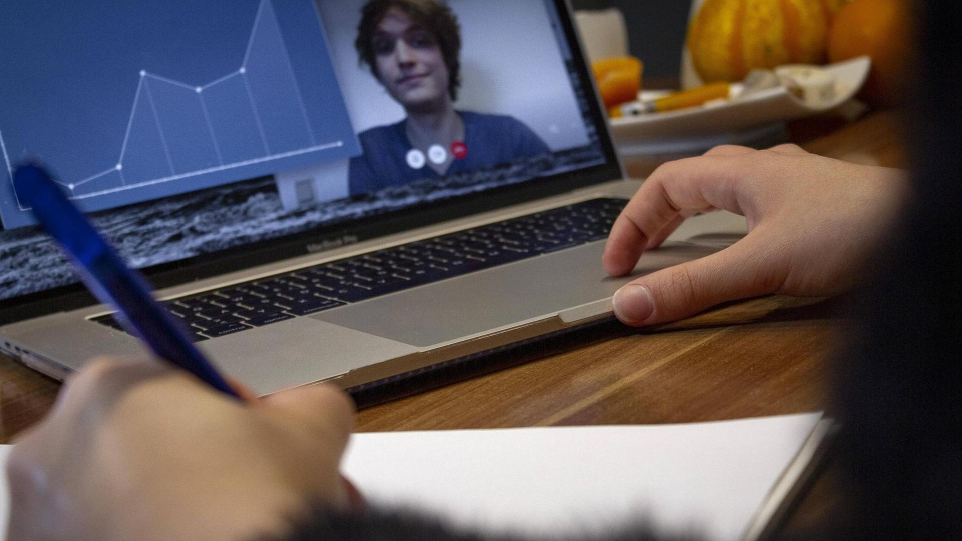 Student lernt im Homeoffice für die Universität Student lernt im Homeoffice für die Universität