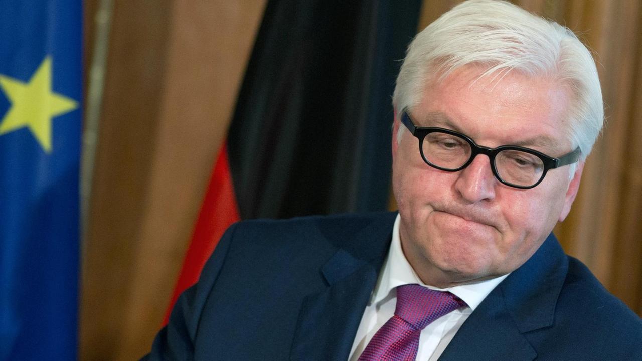 Außenminister Frank-Walter Steinmeier (SPD) blickt im Rahmen einer Pressekonferenz mit seinem tschechischen Amtskollegen am 15.06.2016 in Berlin nach unten . Außenminister Frank-Walter Steinmeier (SPD) blickt im Rahmen einer Pressekonferenz mit seinem tschechischen Amtskollegen am 15.06.2016 in Berlin nach unten .