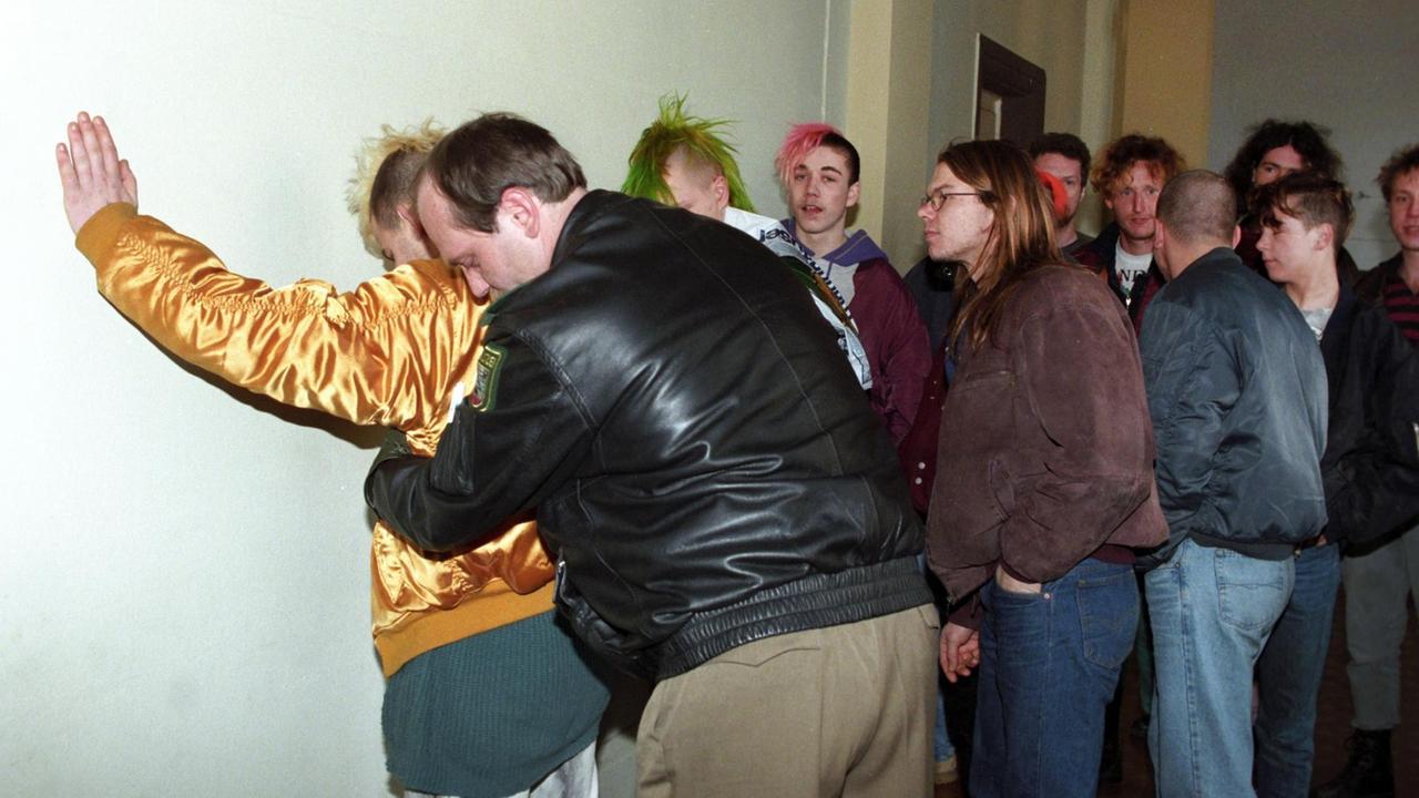 Prozess wegen des Skinhead-Angriffs auf die Magdeburger Gaststätte "Elbterrassen". Ein Sicherheitsbeamte durchsucht jugendliche Prozess-Besucher. Prozess wegen des Skinhead-Angriffs auf die Magdeburger Gaststätte "Elbterrassen". Ein Sicherheitsbeamte durchsucht jugendliche Prozess-Besucher.