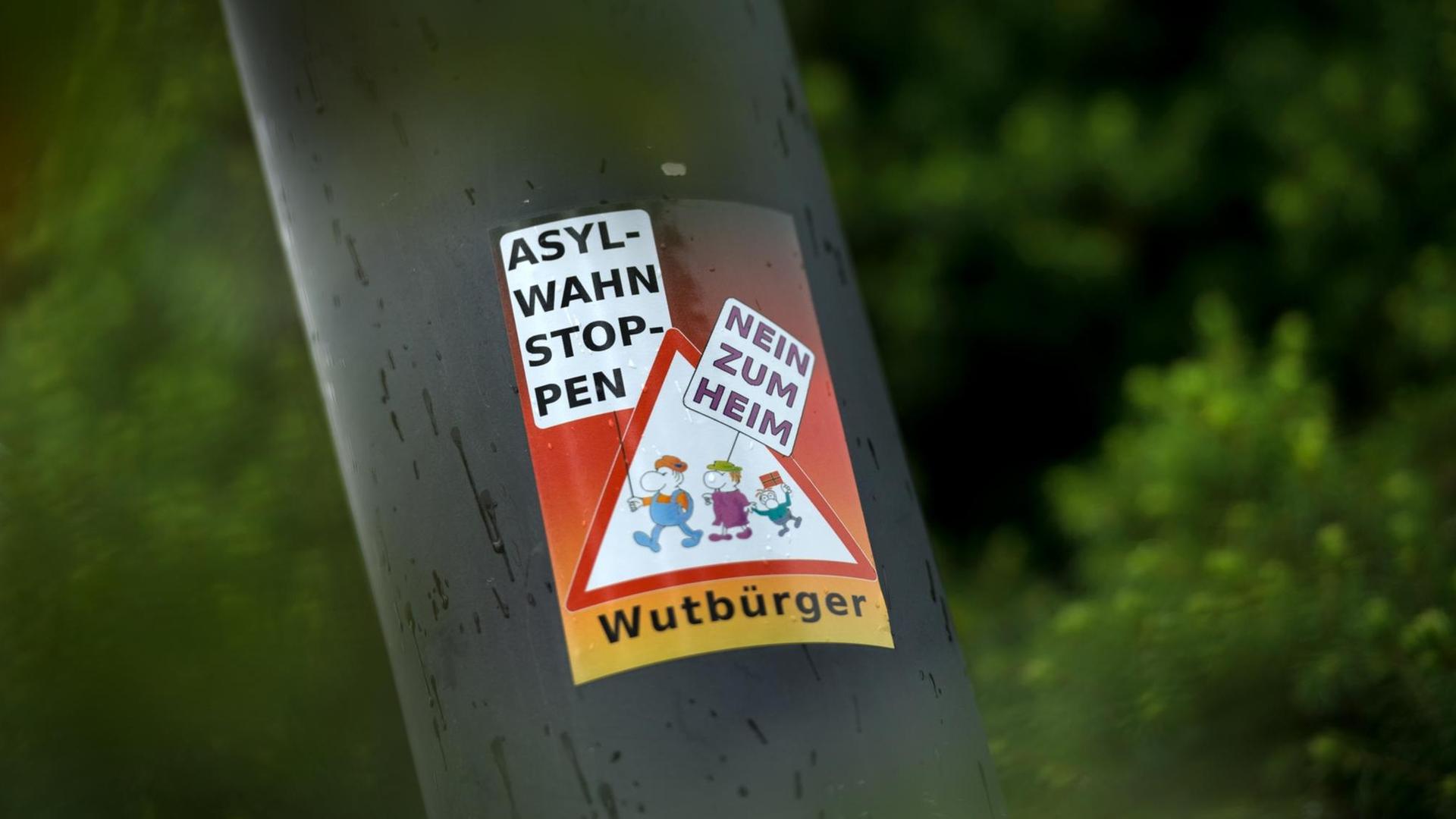 Ein Aufkleber "Asyl-Wahn Stoppen - Nein zum Heim - Wutbürger" klebt am 23.06.2015 an einem Laternenmast in unmittelbarer Nähe des Leonardo-Hotel in Freital (Sachsen). Ein Aufkleber "Asyl-Wahn Stoppen - Nein zum Heim - Wutbürger" klebt am 23.06.2015 an einem Laternenmast in unmittelbarer Nähe des Leonardo-Hotel in Freital (Sachsen).