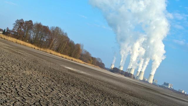 Ausgetrocknete Böden und Wasserdampf aus Kohlekraftwerken - In Jänschwalde kümmert der Klimawandel kaum einen Kraftwerksmanager (Aufnahme von 2015)
