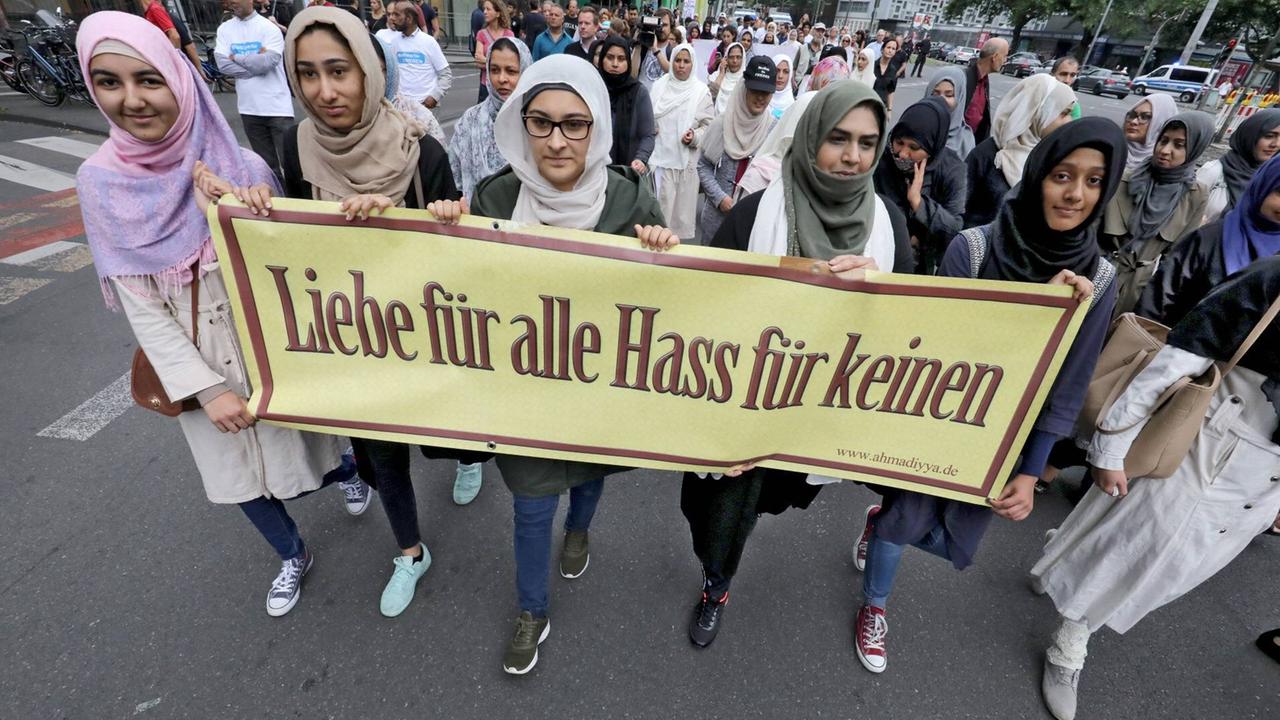 Protest Gegen Islamismus - Muslime Setzen Zeichen Gegen Terror ...