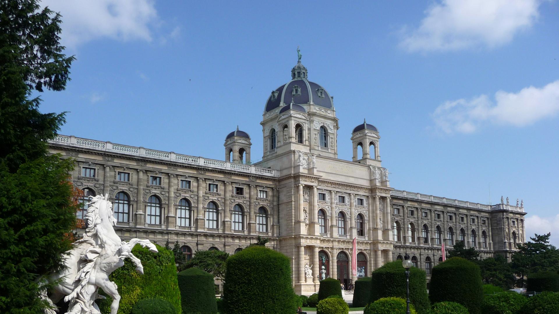 Das Naturhistorische Museum in Wien, aufgenommen am 06.08.2009. Es liegt dem Kunsthistorischen Museum gegenüber und wurde 1872 von Gottfried Semper und Karl von Hasenauer für die kaiserlichen Sammlungen entworfen und bis 1881 fertiggestellt. Das Naturhistorische Museum in Wien, aufgenommen am 06.08.2009. Es liegt dem Kunsthistorischen Museum gegenüber und wurde 1872 von Gottfried Semper und Karl von Hasenauer für die kaiserlichen Sammlungen entworfen und bis 1881 fertiggestellt.