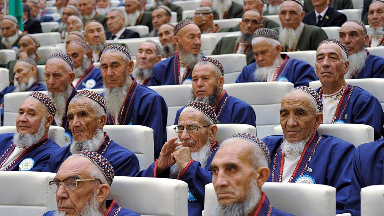 Delegierte des turkmenischen Rats der Väter bei einem Kongress. 
((Delegates of Turkmenistan's council of fathers attend a congress in the Turkmenistan's Caspian Sea resort of Avaza on September 10, 2015. AFP PHOTO / IGOR SASIN (Photo by IGOR SASIN / AFP))