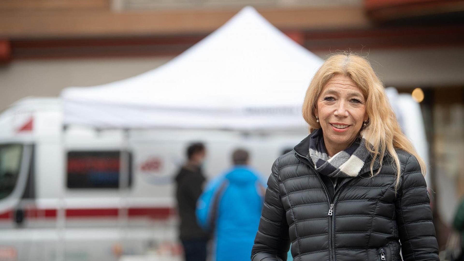 Notärztin Lisa Federle steht vor dem Testmobil für Corona-Antigentests in Tübingen. Notärztin Lisa Federle steht vor dem Testmobil für Corona-Antigentests in Tübingen.