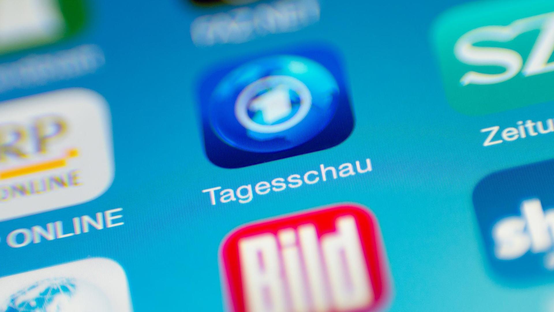 Die Tagesschau-App ist auf einem Smartphone zu sehen, daneben die Apps von Bild, RP Online und SZ. Die Tagesschau-App ist auf einem Smartphone zu sehen, daneben die Apps von Bild, RP Online und SZ.