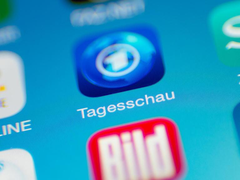 Die Tagesschau-App ist auf einem Smartphone zu sehen, daneben die Apps von Bild, RP Online und SZ.
