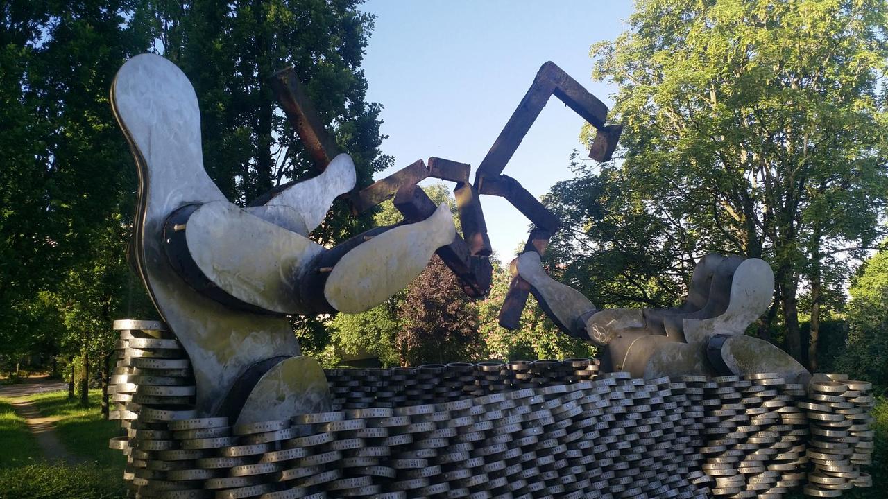 Das Mahnmal auf dem Gelände des Mildred-Scheel-Berufskollegs erinnert an den Mordanschlag von Solingen. Das Mahnmal auf dem Gelände des Mildred-Scheel-Berufskollegs erinnert an den Mordanschlag von Solingen.