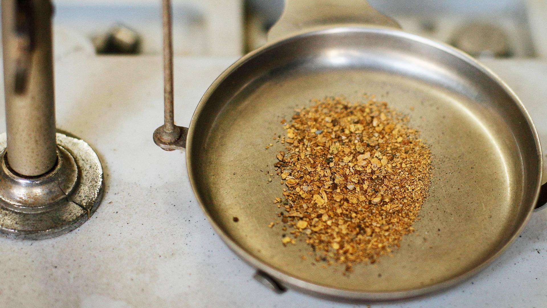Goldwaage mit Gold in der kolumbianischen Provinz Cauca Goldwaage mit Gold in der kolumbianischen Provinz Cauca