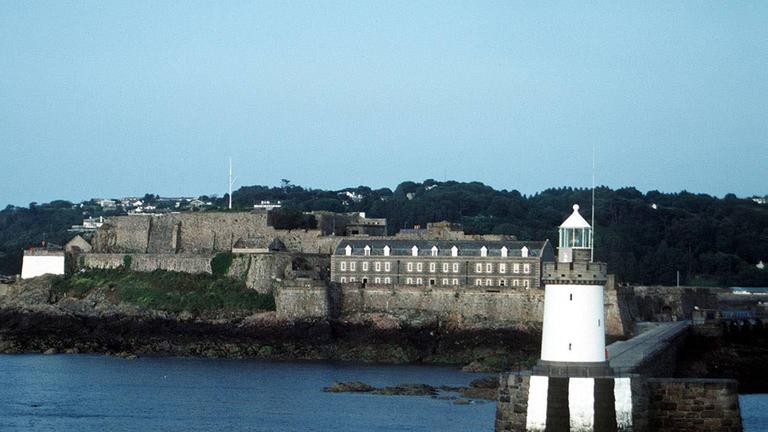 Der Leuchtturm in der Hafeneinfahrt von St. Peter Port auf der britischen Kanalinsel Guernsey. Der Leuchtturm in der Hafeneinfahrt von St. Peter Port auf der britischen Kanalinsel Guernsey.