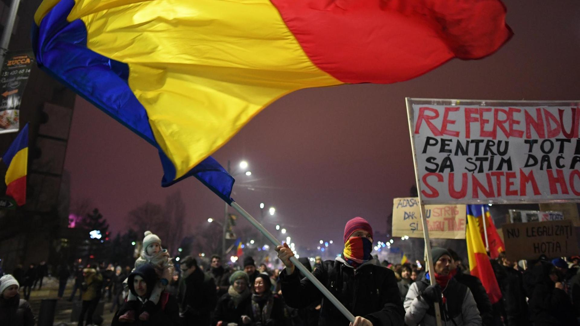 Demonstranten bei der Kundgebung in Bukarest. Demonstranten bei der Kundgebung in Bukarest.