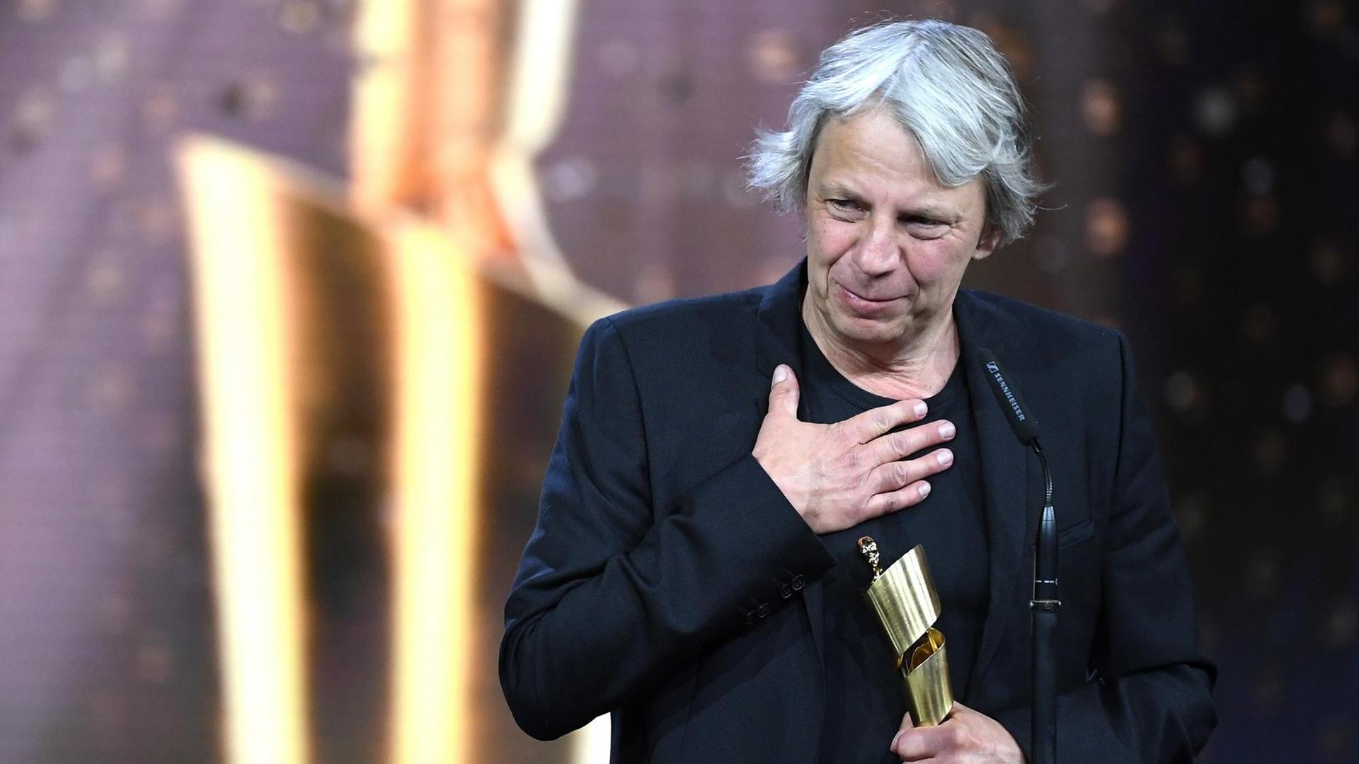 Regisseur Andreas Dresen zeigt sich gerührt auf der Bühne bei der Verleihung des 69. Deutschen Filmpreises "Lola".