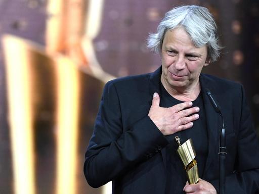 Regisseur Andreas Dresen zeigt sich gerührt auf der Bühne bei der Verleihung des 69. Deutschen Filmpreises "Lola".