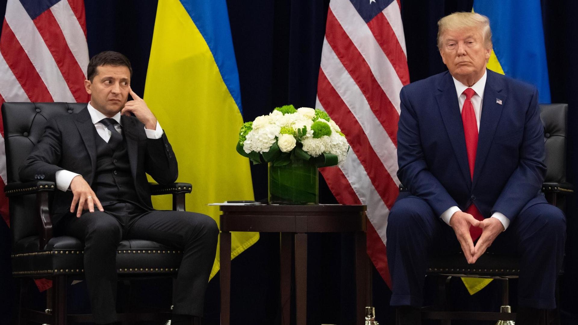 Wolodymyr Selenskyj schaut skeptisch Donald Trump an. Wolodymyr Selenskyj schaut skeptisch Donald Trump an.