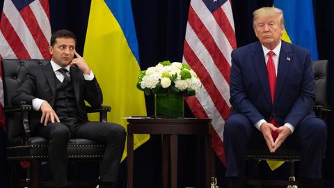Wolodymyr Selenskyj schaut skeptisch Donald Trump an.
