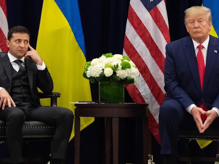 Wolodymyr Selenskyj schaut skeptisch Donald Trump an.