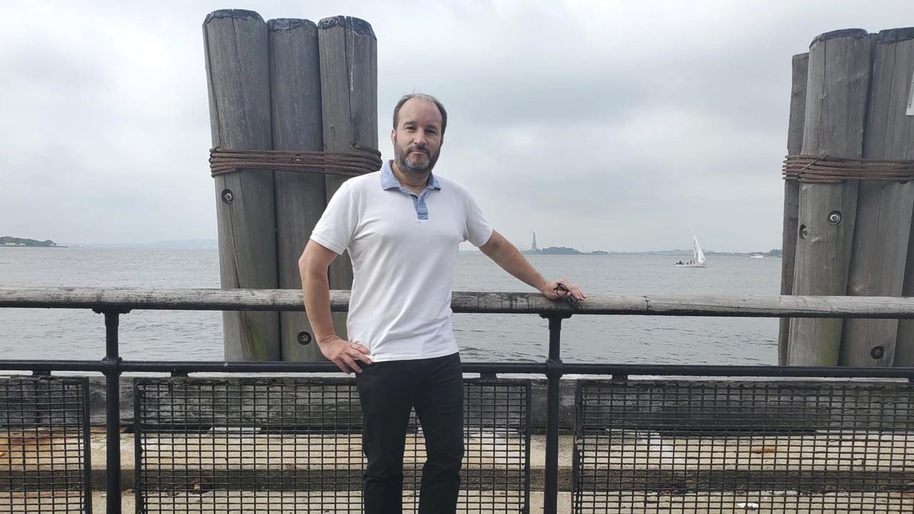 Stefan Jekel arbeitet in der New Yorker Börse. Er steht am Hafen. Stefan Jekel arbeitet in der New Yorker Börse. Er steht am Hafen.