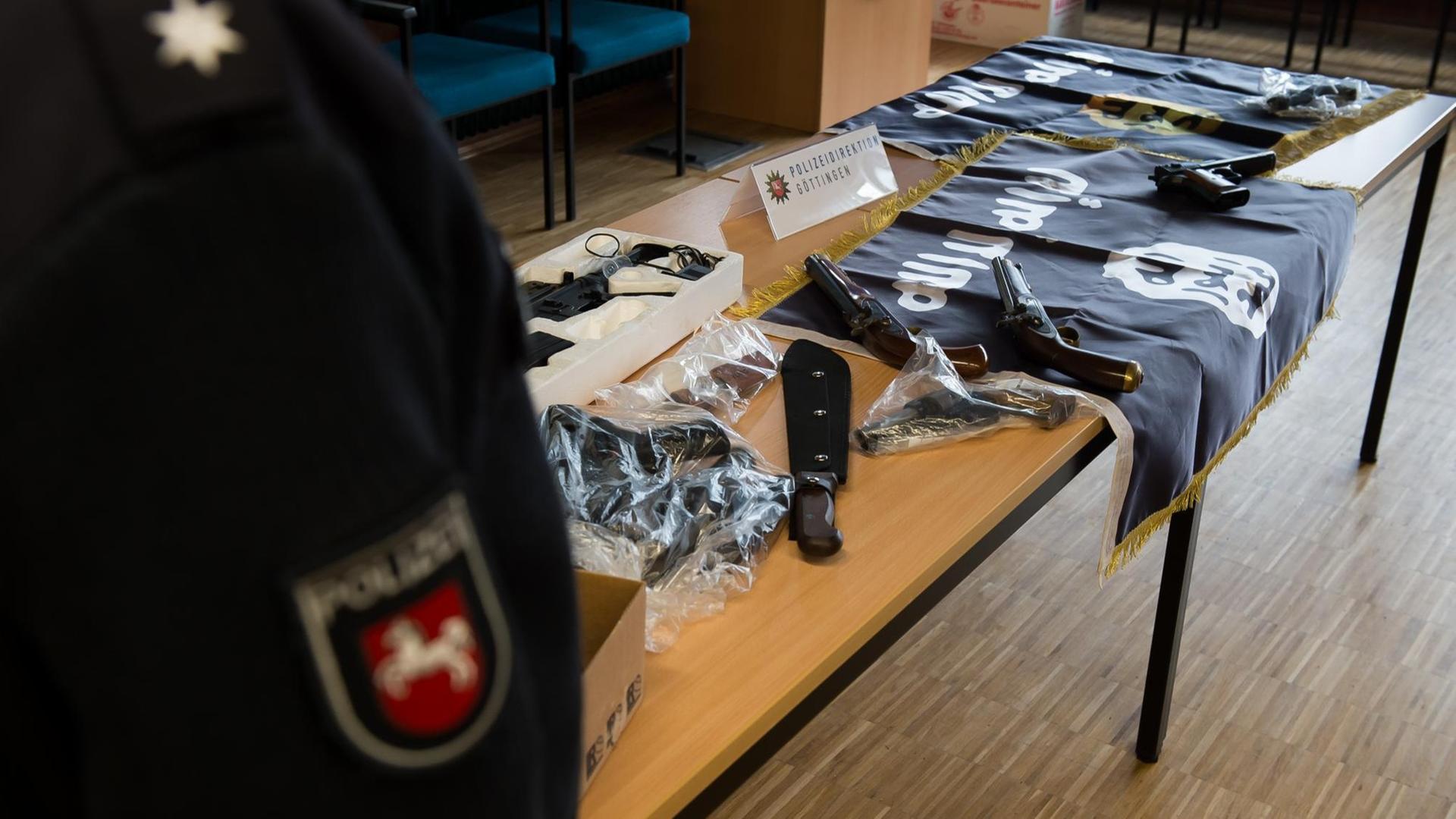 Beschlagnahmte Gegenstände zweier Gefährder aus der Salafistenszene liegen während einer Pressekonferenz der Polizei in Göttingen auf einem Tisch.