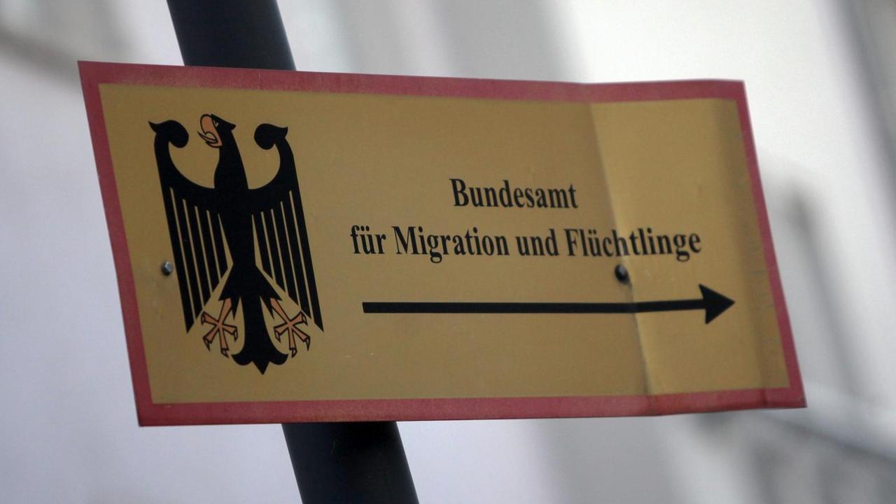 Ein Hinweisschild für das "Bundesamt für Migration und Flüchtlinge"