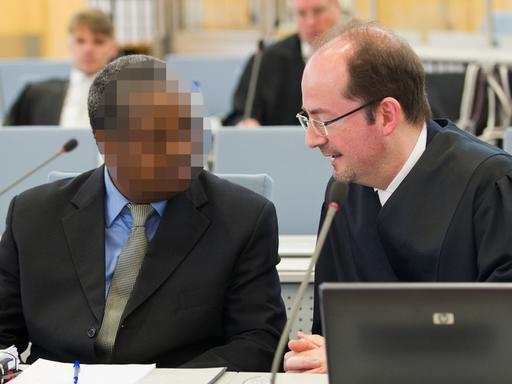 Prozessauftakt im Düsseldorfer Oberlandesgericht: Dem Angeklagten Jean Bosco U. (l.) wird vorgeworfen, Mitglied der terroristischen Vereinigung Forces Démocratiques de Libération du Rwanda (FDLR) zu sein.
