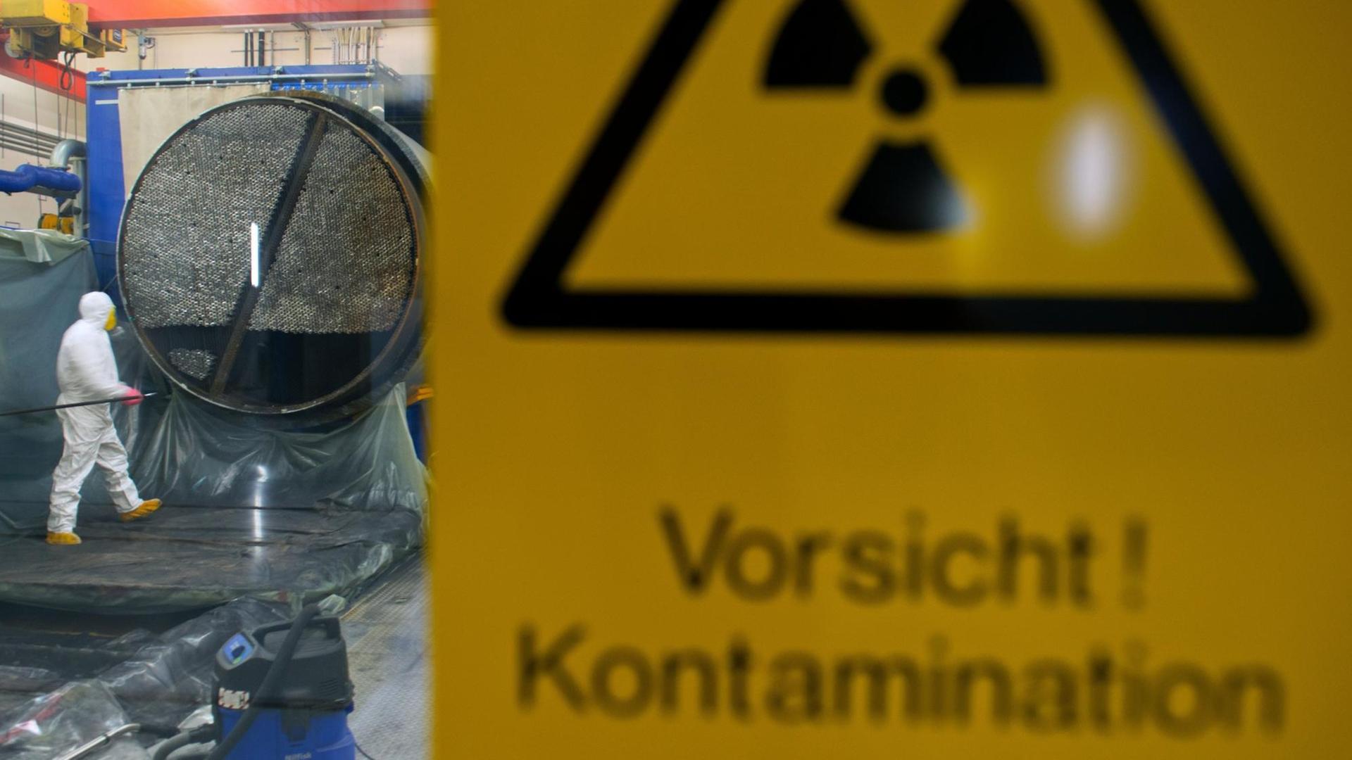 Mitarbeiter des Zwischenlager Nord zerlegen im Zwischenlager Lubmin einen Dampferzeuger aus dem stillgelegten Atomkraftwerk Obrigheim. Mitarbeiter des Zwischenlager Nord zerlegen im Zwischenlager Lubmin einen Dampferzeuger aus dem stillgelegten Atomkraftwerk Obrigheim.