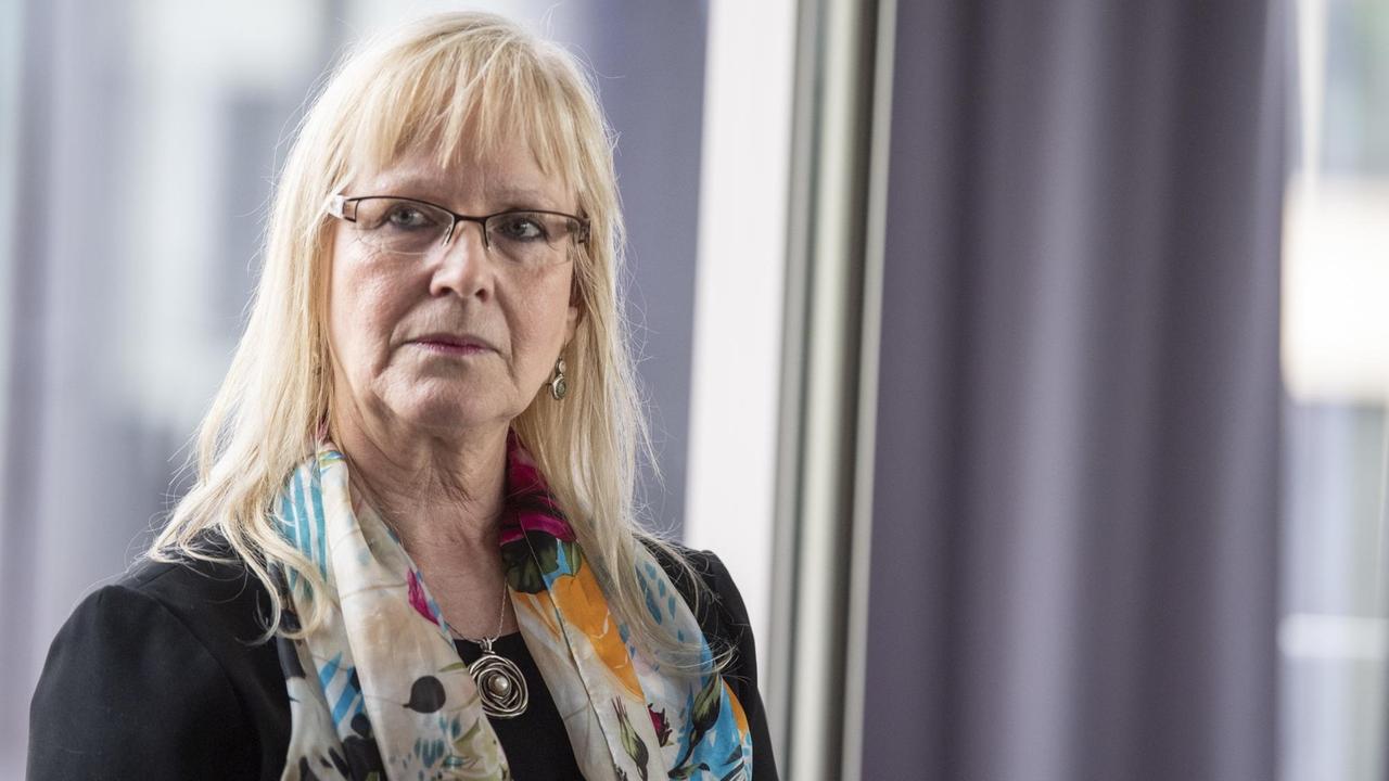 Susanne Schröter kommt in das Veranstaltungsgebäude an der Goethe-Universität. Susanne Schröter kommt in das Veranstaltungsgebäude an der Goethe-Universität.