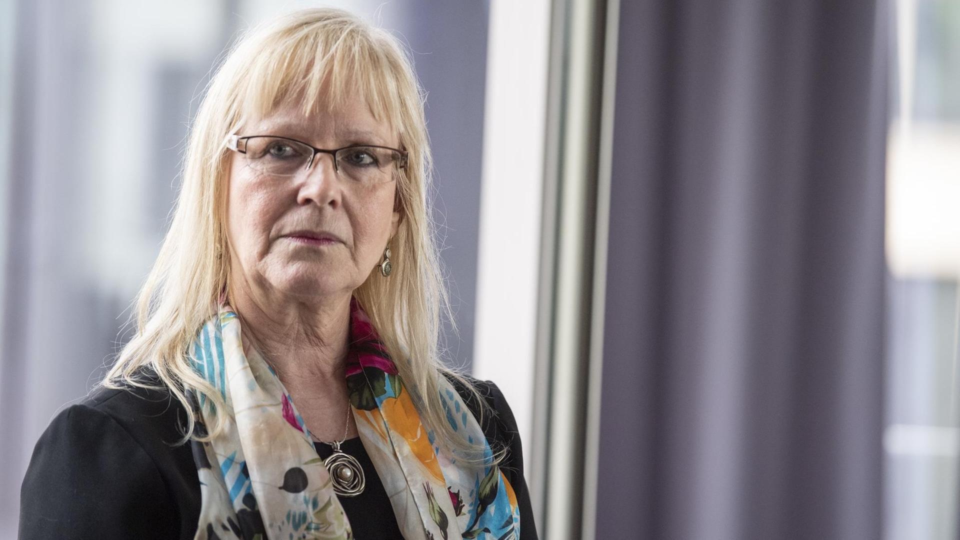 Susanne Schröter kommt in das Veranstaltungsgebäude an der Goethe-Universität. Susanne Schröter kommt in das Veranstaltungsgebäude an der Goethe-Universität.