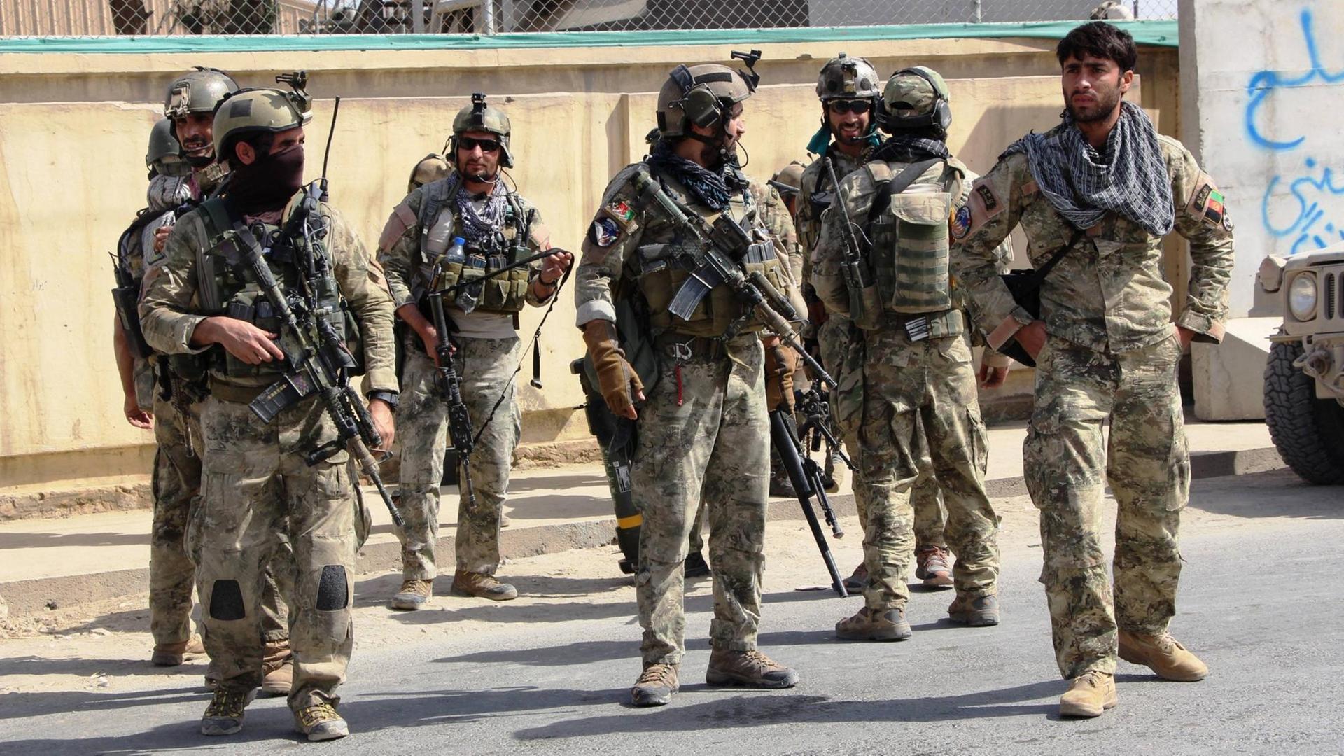 Bewaffnete afghanische Soldaten in Uniformen Bewaffnete afghanische Soldaten in Uniformen