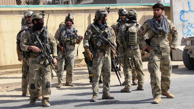 Bewaffnete afghanische Soldaten in Uniformen