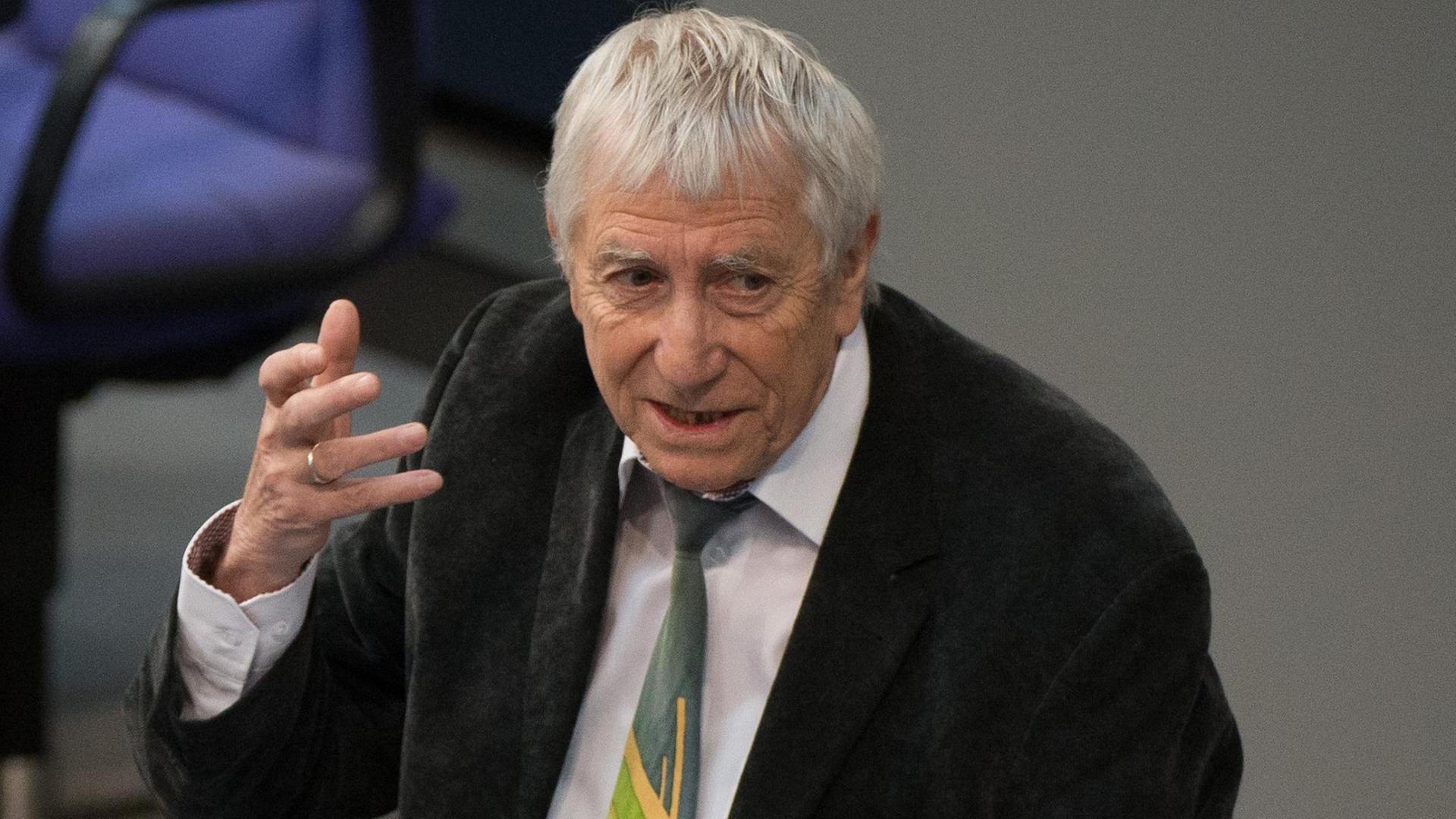 Wolfgang Gehrcke (Die Linke) spricht während einer Bundestagssitzung im Reichstag in Berlin. Wolfgang Gehrcke (Die Linke) spricht während einer Bundestagssitzung im Reichstag in Berlin.