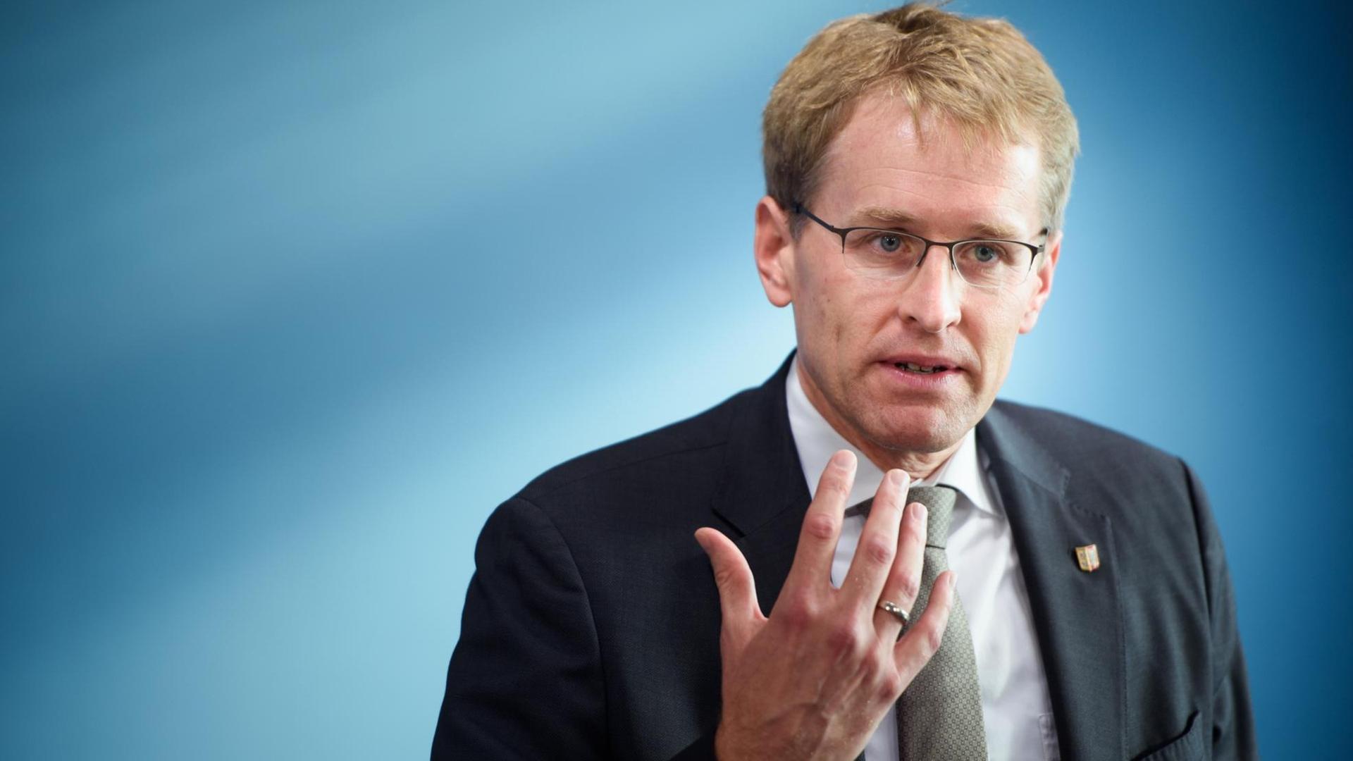 Daniel Günther (CDU), Ministerpräsident Schleswig-Holstein, nimmt an einer Pressekonferenz im Landeshaus Kiel zu den geplanten Maßnahmen gegen die Coronakrise für Schleswig-Holstein teil. Daniel Günther (CDU), Ministerpräsident Schleswig-Holstein, nimmt an einer Pressekonferenz im Landeshaus Kiel zu den geplanten Maßnahmen gegen die Coronakrise für Schleswig-Holstein teil.
