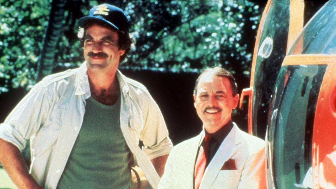 John Hillerman (r) als Higgins und Tom Selleck als Thomas Magnum in einer Szene der TV-Serie "Magnum". (Aufnahme von 1984). | Verwendung weltweit John Hillerman (r) als Higgins und Tom Selleck als Thomas Magnum in einer Szene der TV-Serie "Magnum". (Aufnahme von 1984). | Verwendung weltweit