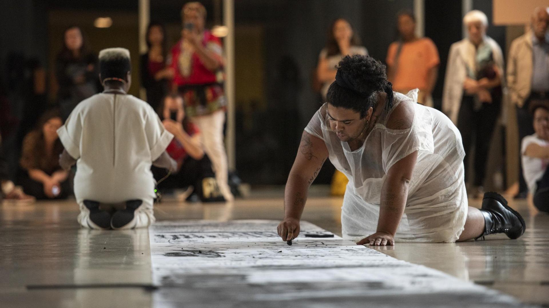 Performance von Michelle Mattiuzzi und Jota Mombaça im Rahmen der Konferenz "Echoes of the South Atlantic" im Berliner Haus der Kulturen der Welt am 11.07.2019 Performance von Michelle Mattiuzzi und Jota Mombaça im Rahmen der Konferenz "Echoes of the South Atlantic" im Berliner Haus der Kulturen der Welt am 11.07.2019