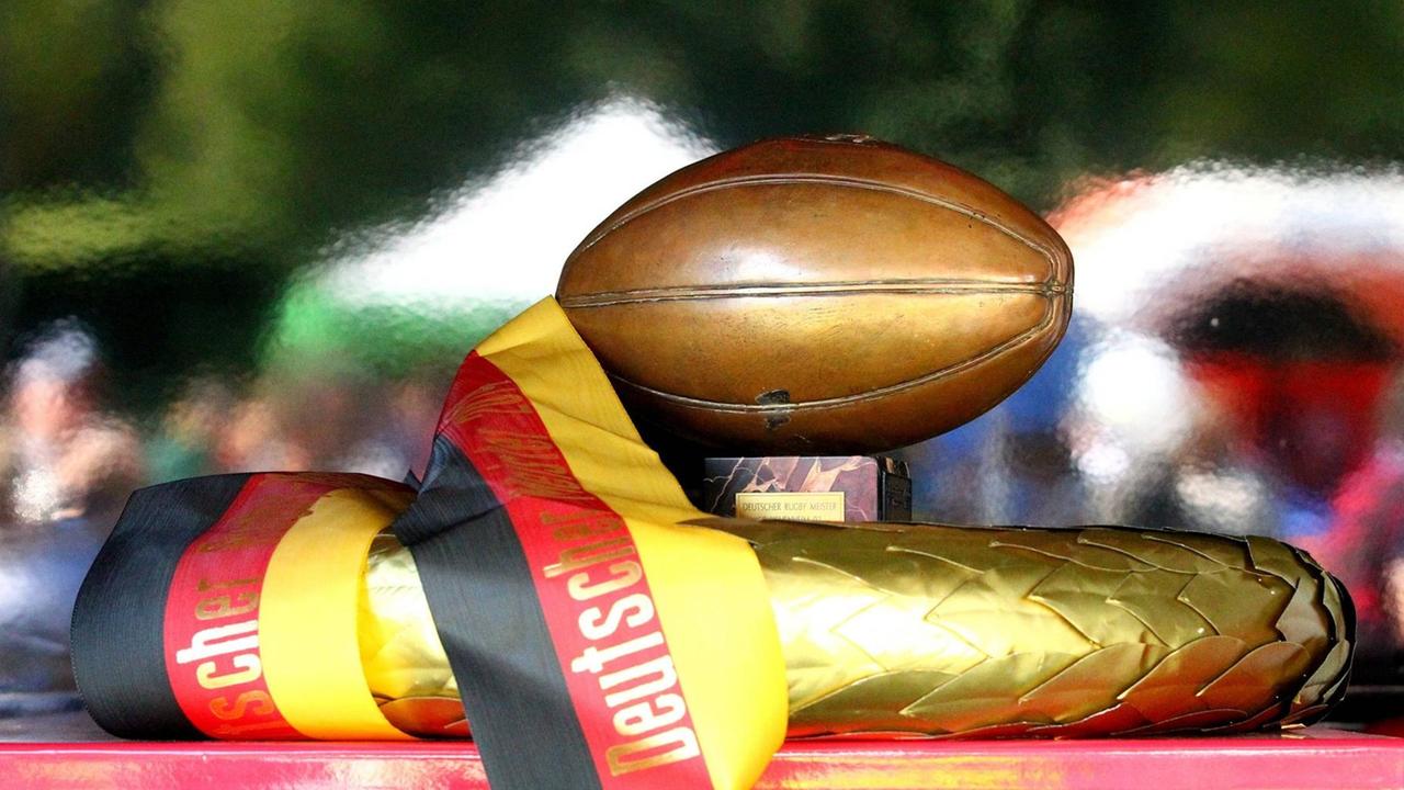Der Pokal für den Rugby-Meister der Bundesliga besteht aus einem vergoldeten Rugby-Ball.